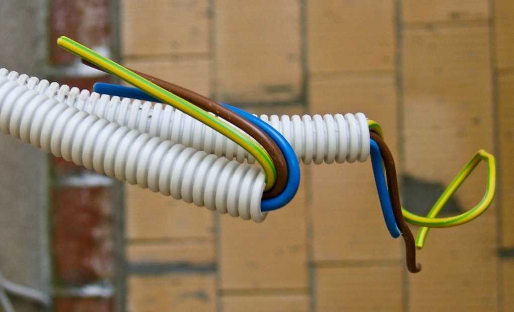 Прокладка кабеля в полу: особенности работ, основные преимущества и недостатки
