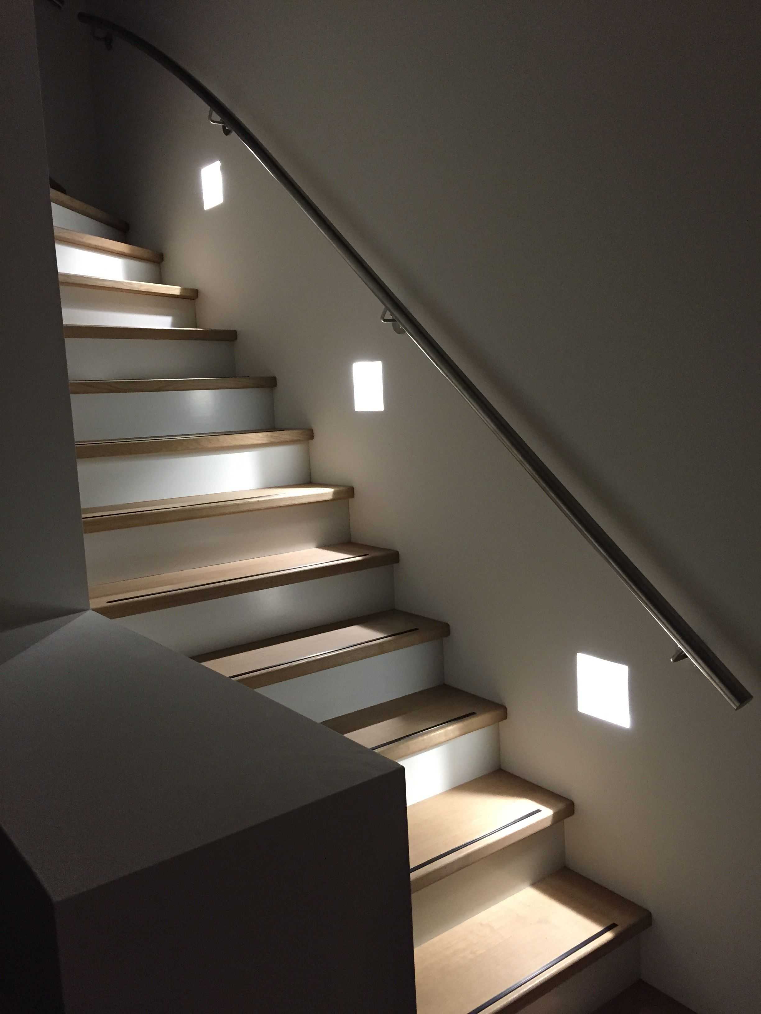 Подсветка ступеней лестницы в доме — как сделать своими руками