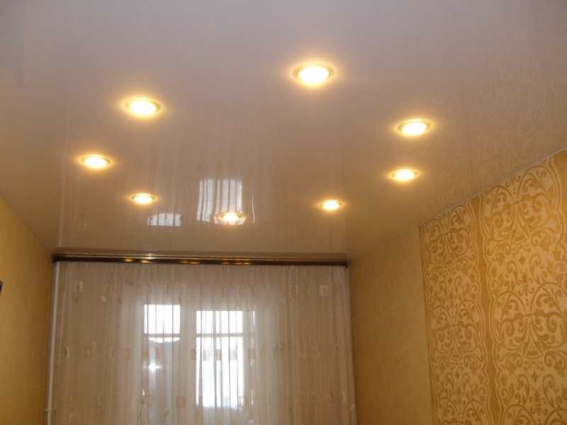Расположение светильников на натяжном потолке: самые актуальные варианты размещения ламп с фото и как расположить точечные лампочки в зале, кухне и спальне