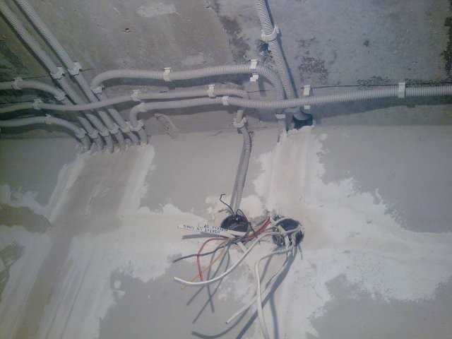 Как провести электропроводку под натяжным потолком?
