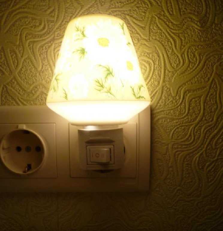 Ночник в розетку (35 фото): детский розеточный светодиодный ночной светильник с датчиком движения и в виде пчелки