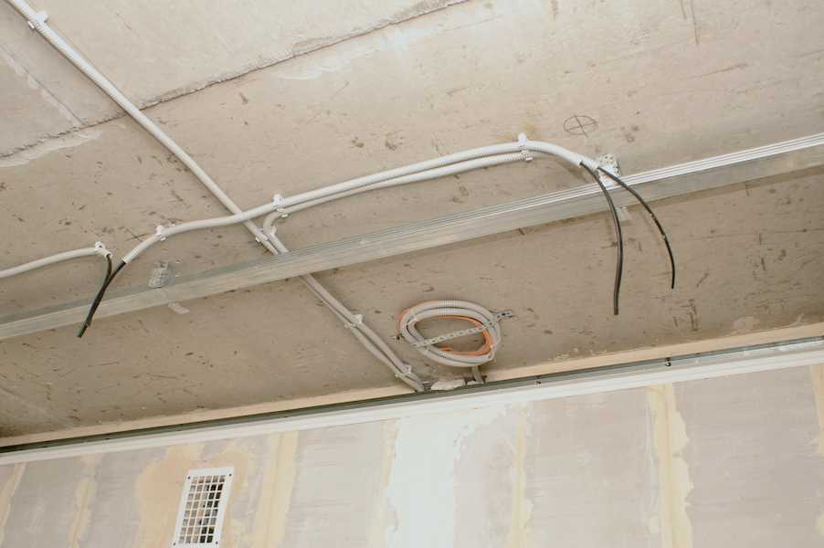 Монтаж проводки под натяжным потолком - инструкция (15 фото)