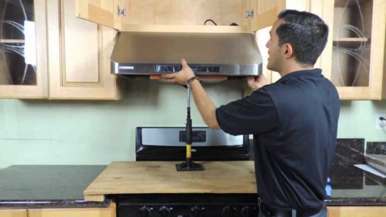 Как делать ремонт кухонной вытяжки: замена запчастей