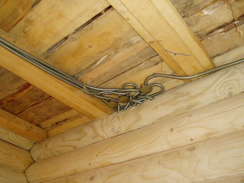 Прокладка электропроводки в деревянном доме: выбор кабеля, подключение автоматического выключателя и счётчика, монтаж розеток и светильников