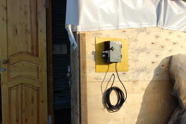 Электрическая проводка в бытовке. подключение бытовки к электросети электропроводка в бытовке своими руками пошаговая инструкция