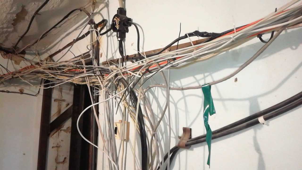 Прокладка провода в кабель канале и установка розеток и выключателей