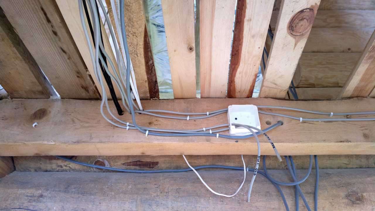 Как самостоятельно проложить электропроводку в каркасном доме