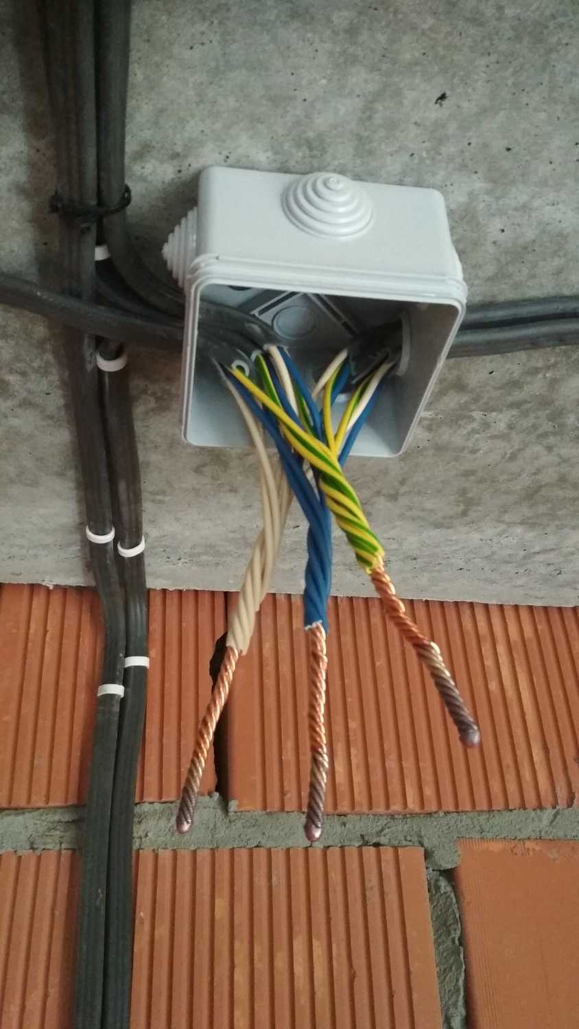 Электрика в квартире или доме. как соединить провода в распределительной коробке