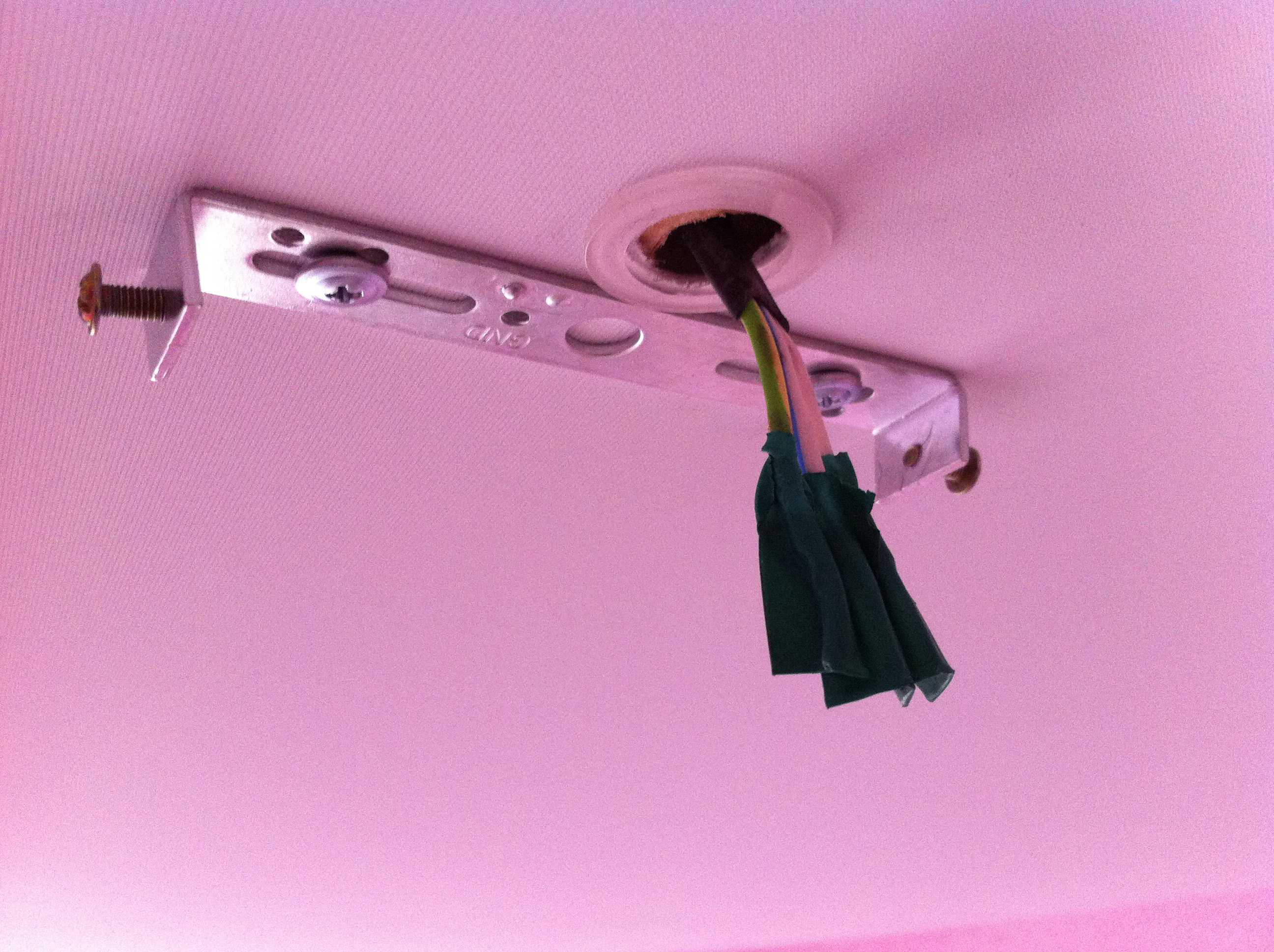 Как установить светильник в натяжной потолок?