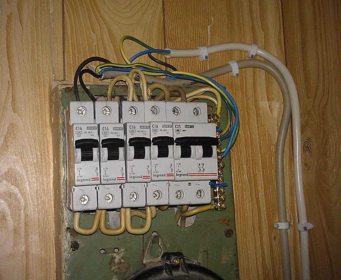 Как подключить автоматический выключатель в щитке?