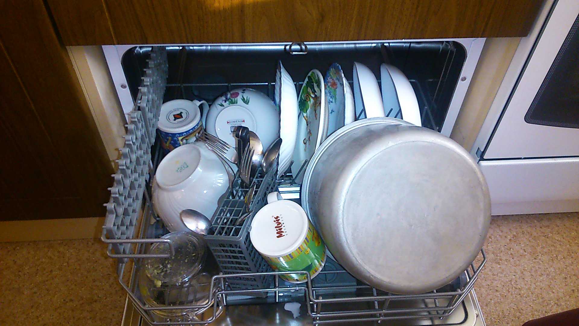 Что делать, если посудомоечная машина плохо моет посуду