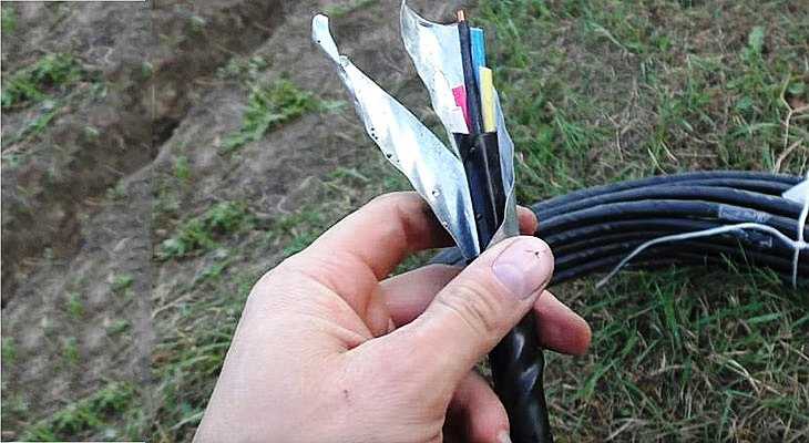 Как проложить кабель в земле