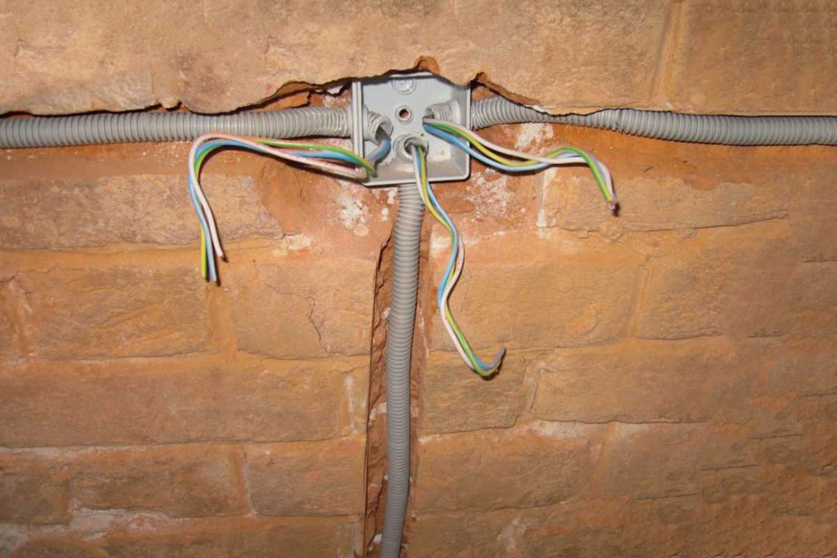 Проход кабеля через стену в квартире и доме — теория и практика