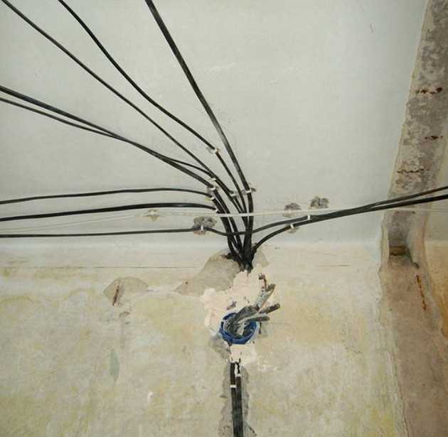 Крепление кабеля к стенам, потолку, в штробе, к столбу