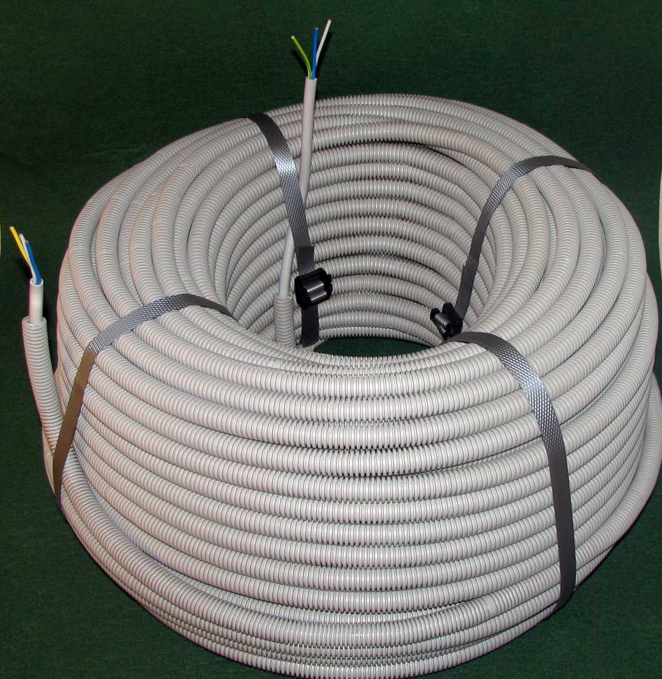 Нужно ли использовать гофру при прокладке электрических кабелей и проводов?