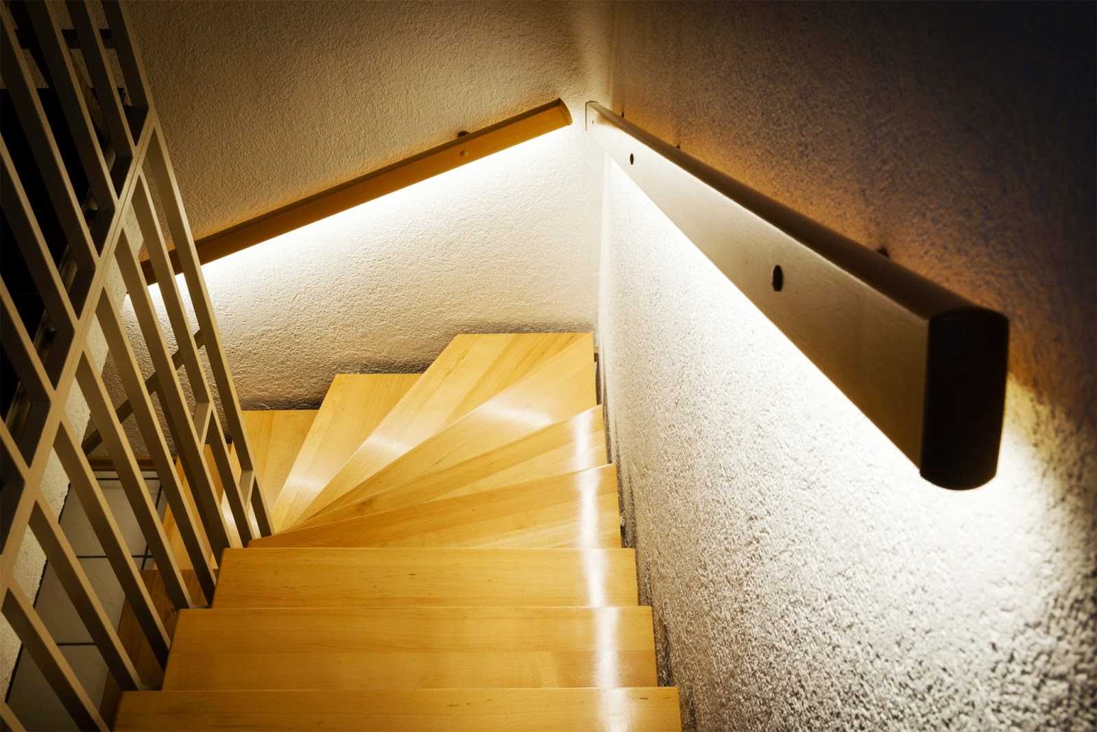 Освещение лестницы в частном доме: 35 фото