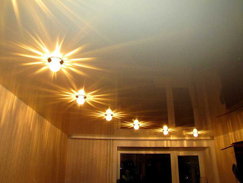 Расположение светильников на натяжном потолке в прямоугольной комнате: фото идей