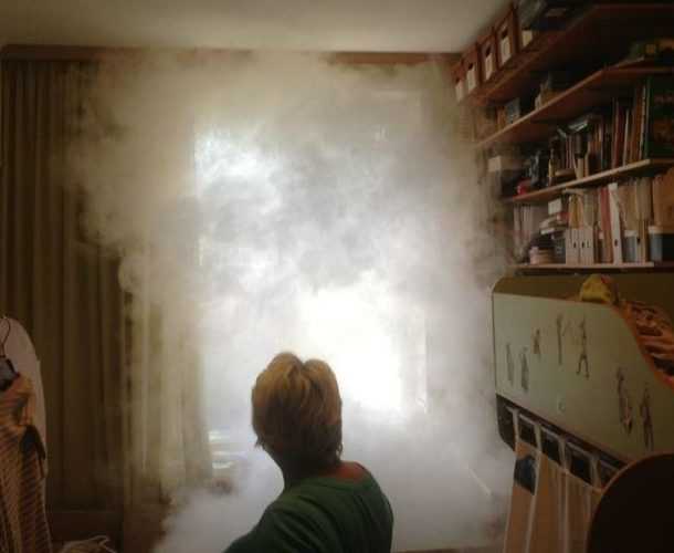 Сильный запах в квартире. Эксперимент дым в комнате. Обработка стен после пожара от запаха Гари. Пахнет гарью в квартире. Запах в комнате.
