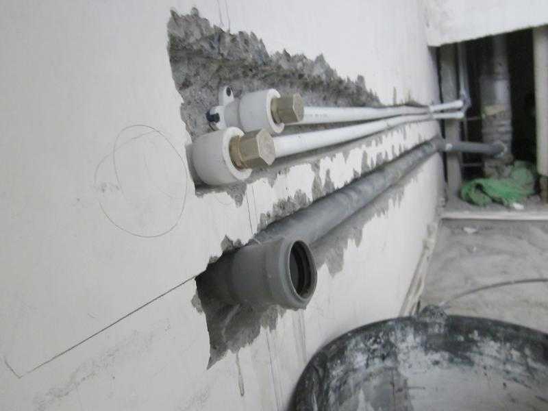Штробление стен под проводку, прокладка кабеля в штробе