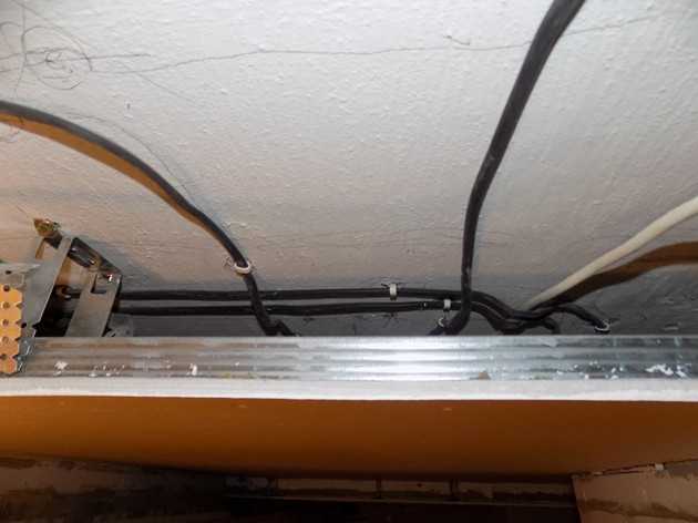 Проводка в квартире по потолку: три провода для люстры, 2 провода как крепить, электропроводка по полу, прокладка электрики, монтаж кабеля в доме