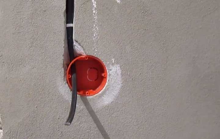 Как установить подрозетник в бетонную стену