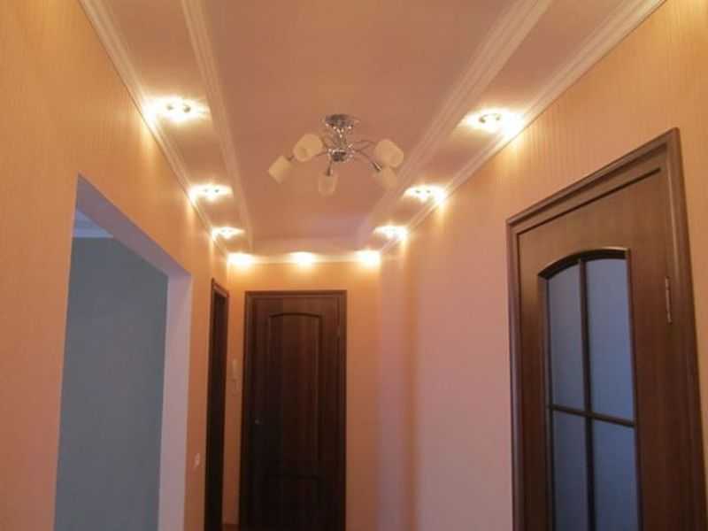 Натяжной потолок в коридоре с точечными светильниками: фото длинного помещения