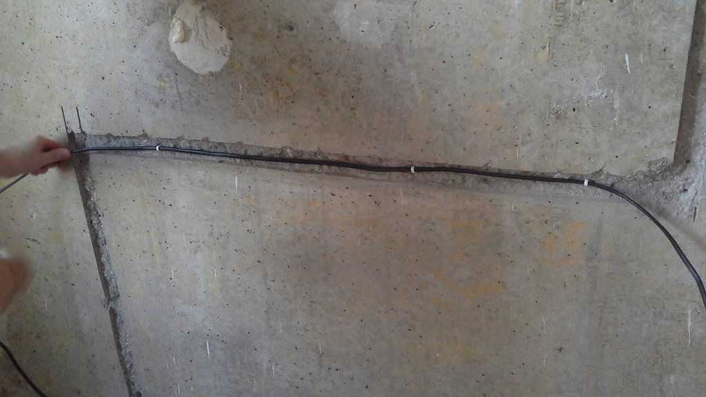 Держатель кабеля в штробе. Крепеж кабеля к стене под штукатурку. 5 к стене. Фиксатор кабеля в штробе. Крепеж кабеля в штробе.