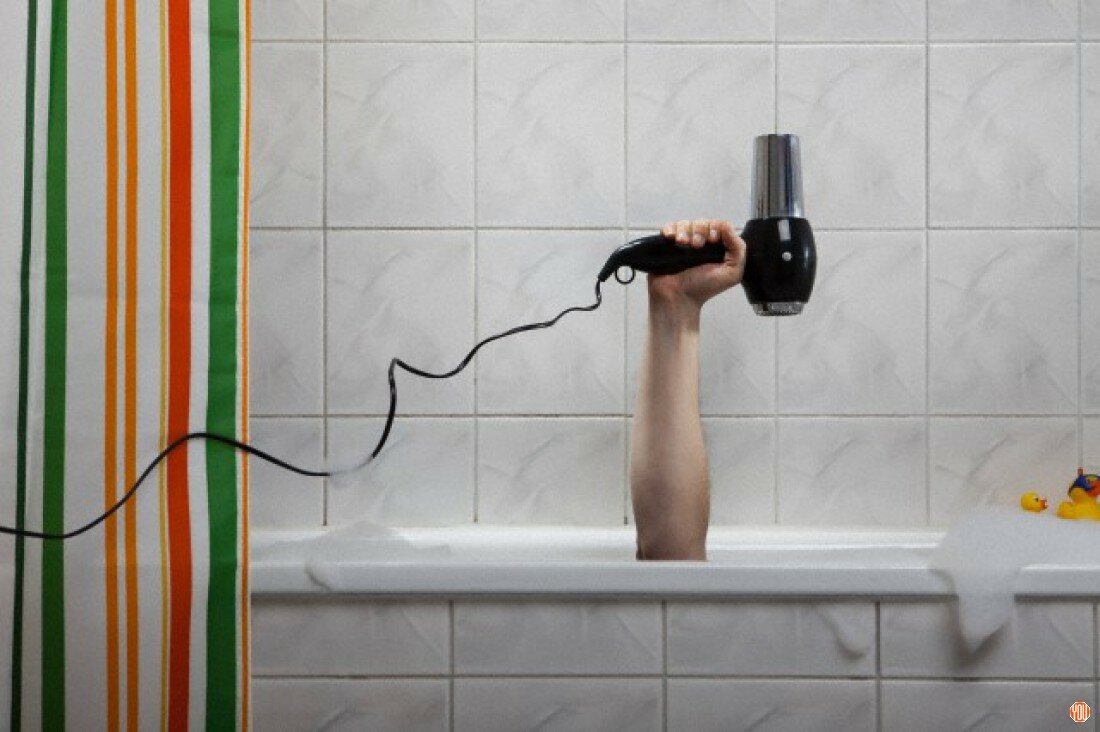 Почему в ванной бьет током и что делать для решения проблемы