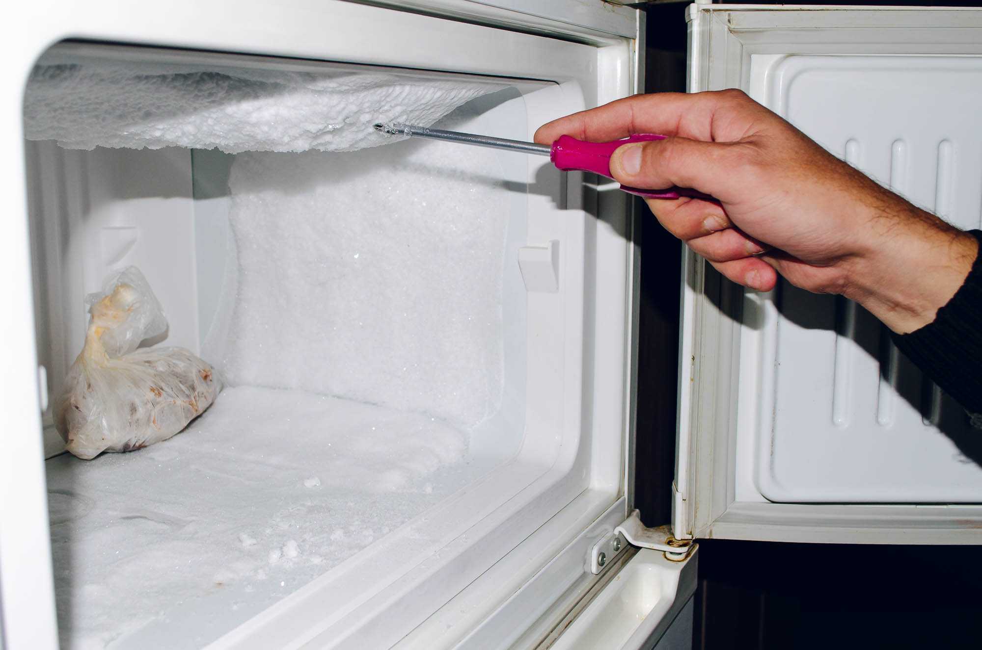 Почему холодильник постоянно работает и не отключается?