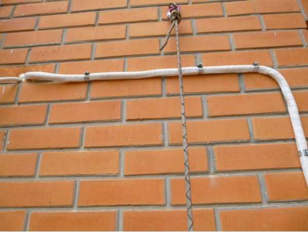 Прокладка кабеля по забору: требования пуэ и способы монтажа