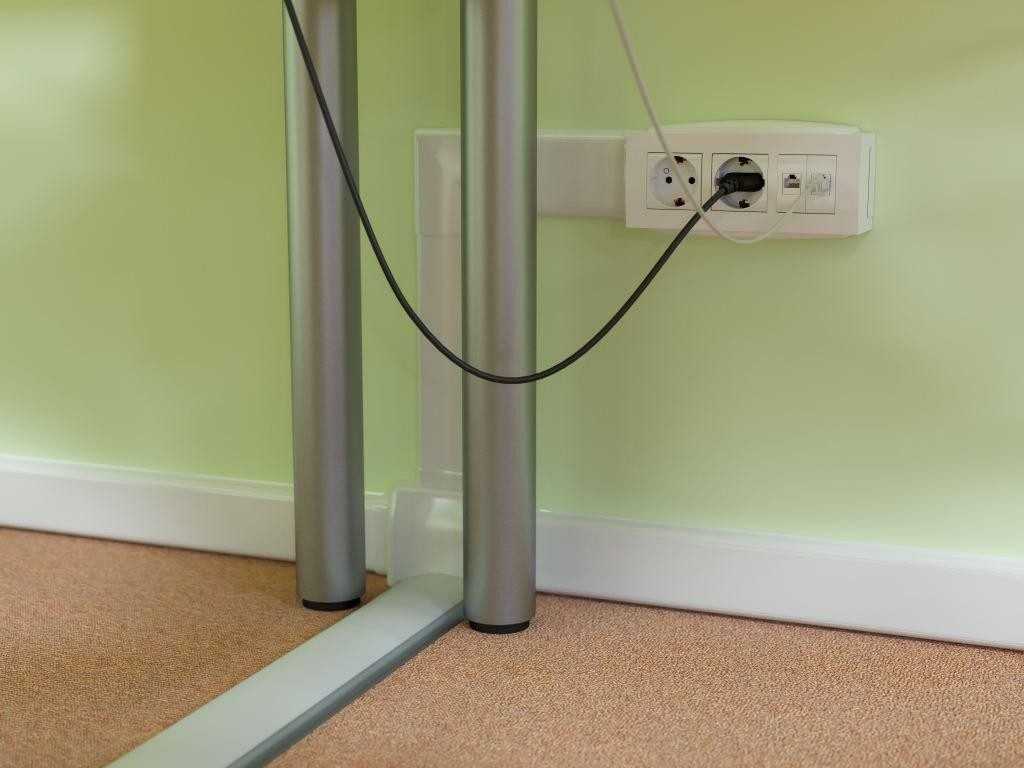 Можно ли удлинитель подключить напрямую к розетке в коридоре? - электрик