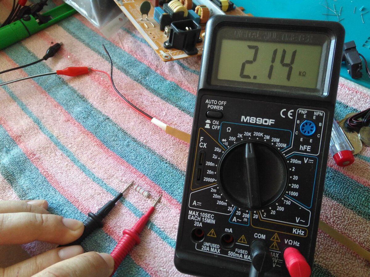 Изм ом. Измерение сопротивления на мультиметре. Мультиметр замерить сопротивление резистора. Резистор 200ом тестер. Прозвонка резистора мультиметром.