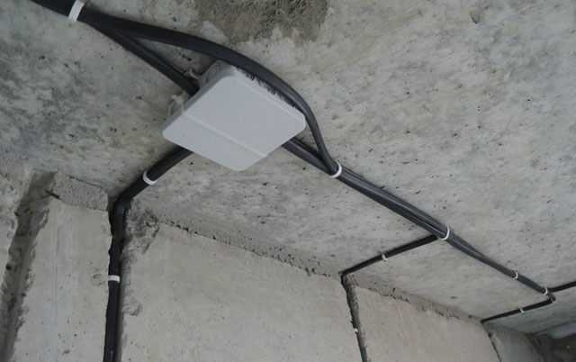 Способы крепления проводов и кабелей к стене и потолку - электрик