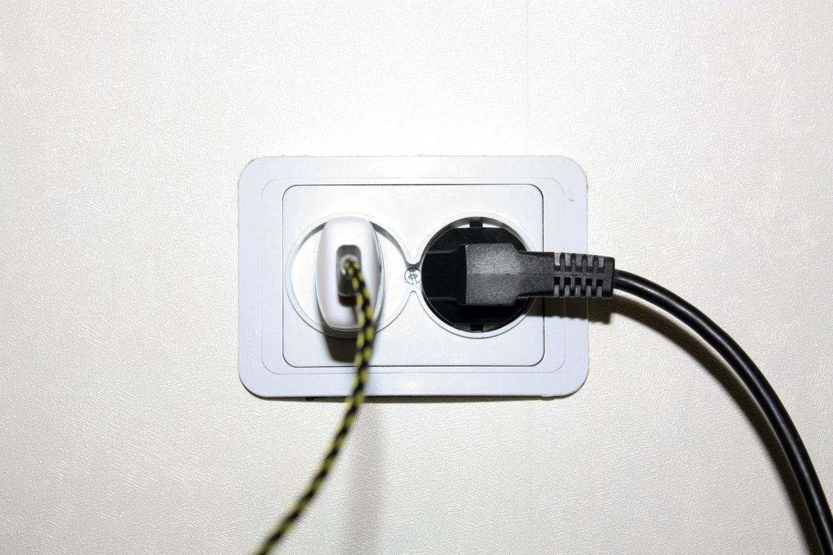 Как подключить розетку и выключатель от одного провода