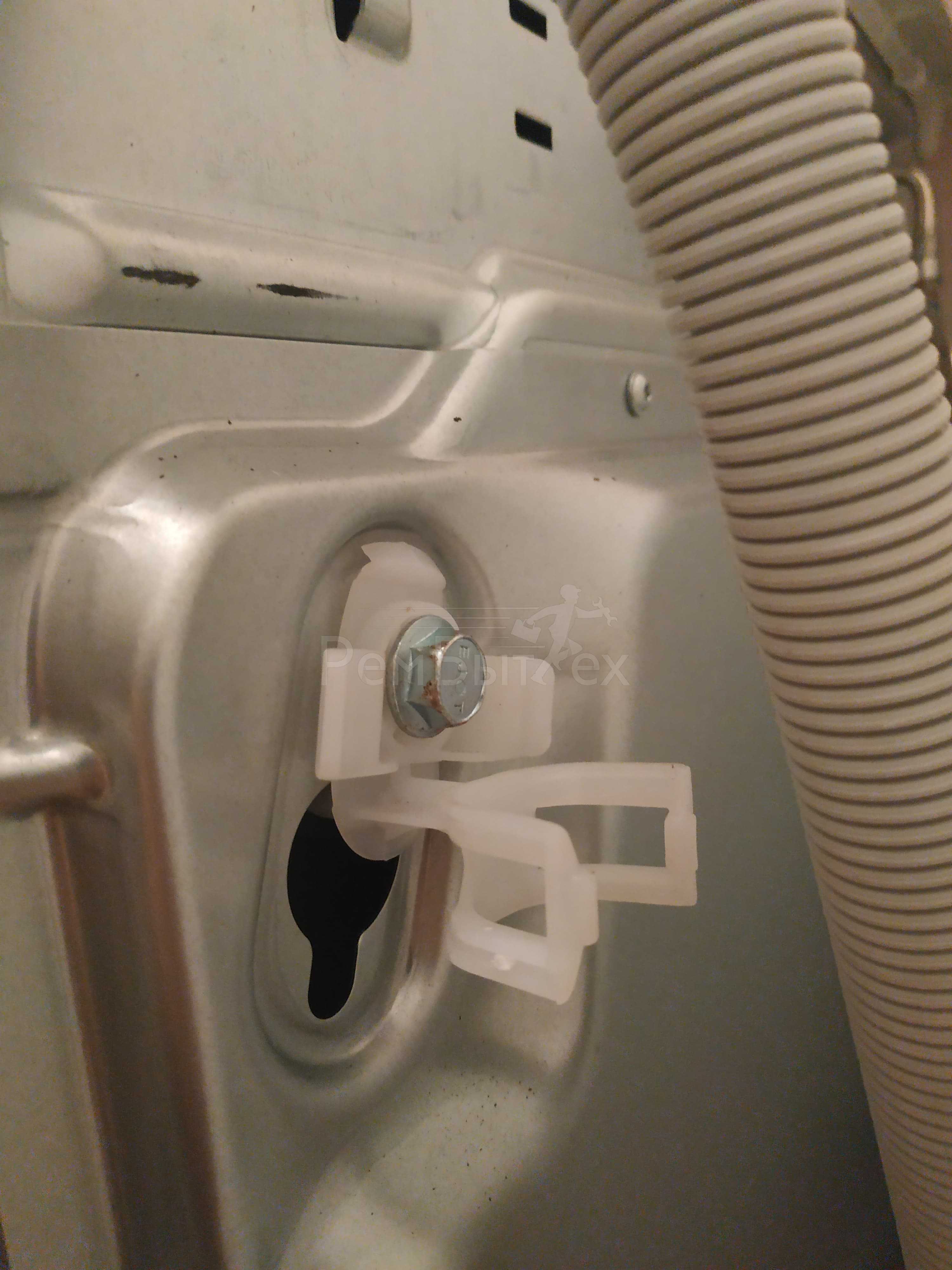 При включении стиральной машины выбивает автомат