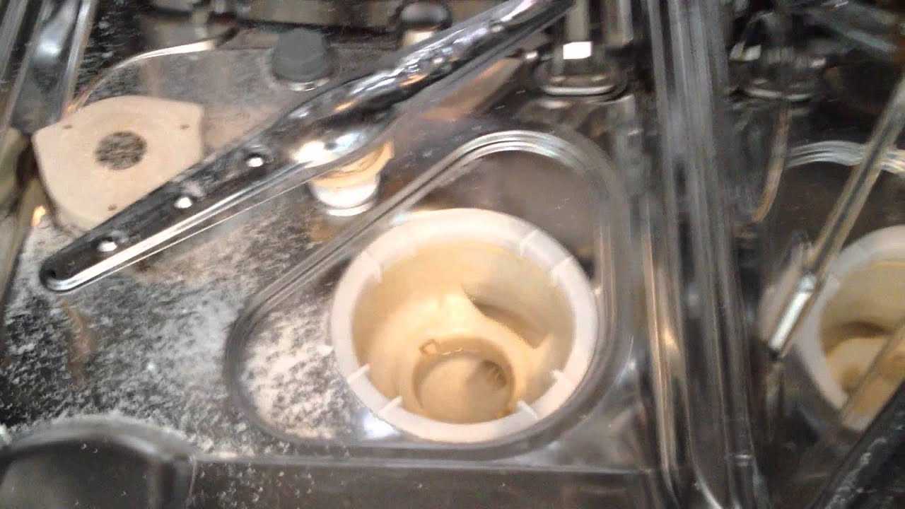 Почему не сливает посудомоечная машина. Посудомойка не сливает воду. Вода в посудомоечной машине.
