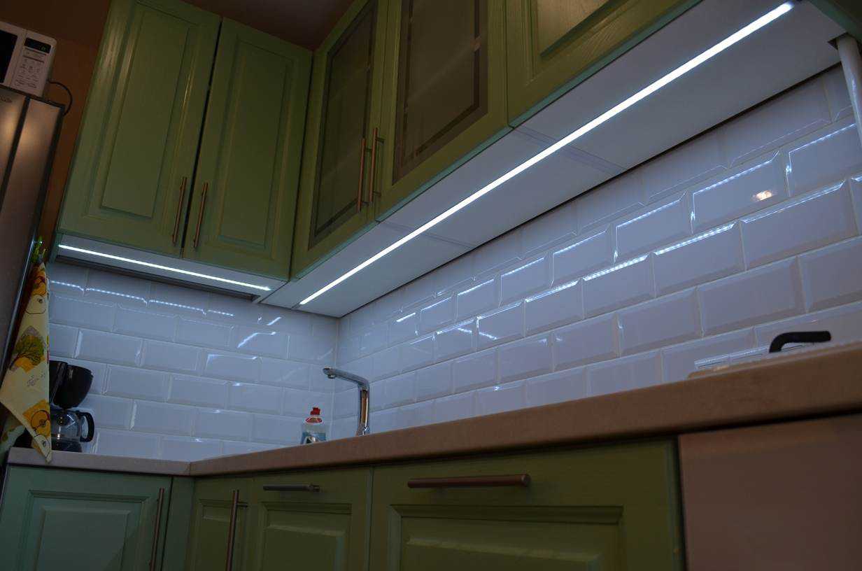 Подсветка для кухни под шкафы: светильники, лампы под кухонные шкафы
