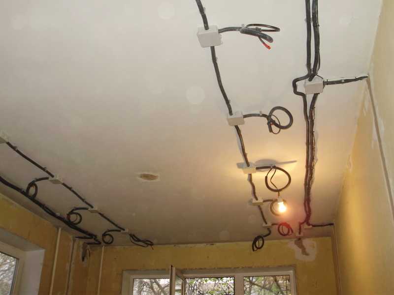 Проводка по потолку: как провести электропроводку и спрятать провода своими руками, крепление выключателя: фото и видео