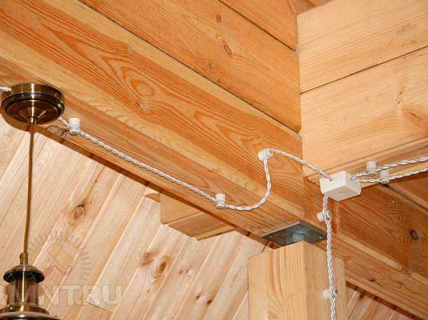 Монтаж электропроводки в деревянном доме: ключевые требования к электропроводке, способы монтажа, заземление