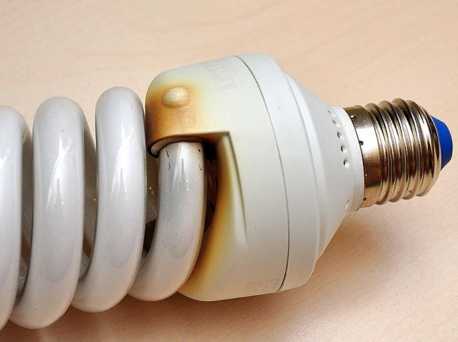 Разбилась энергосберегающая лампочка: опасно ли? что делать?