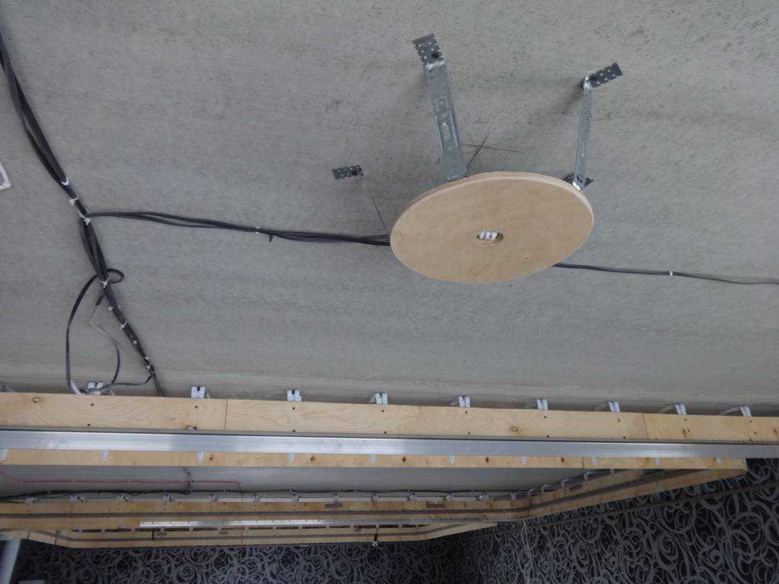 Инструкция, как установить светильники в натяжной потолок своими руками