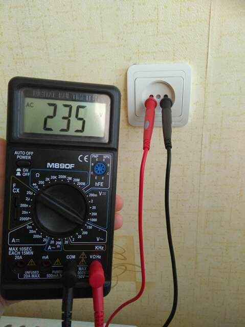 Как измерить напряжение мультиметром в розетке 220в?