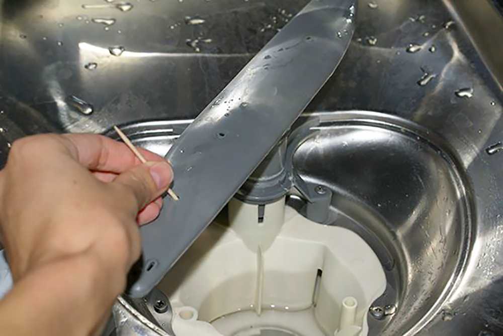 Почему при включении посудомойки сразу включается слив?