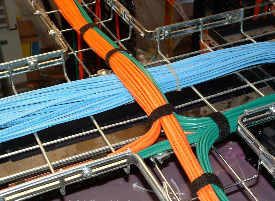 Прокладка кабеля в лотках и коробах: нормы, инструкция, фото