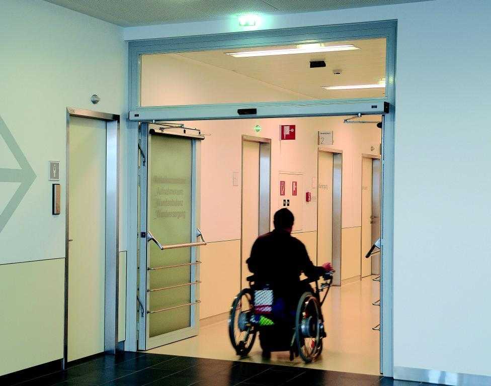 Сайт для инвалидов дверь. Широкие двери для инвалидов. Входная дверь для инвалидов. Автоматические двери для инвалидов. Входные двери для инвалидов колясочников.