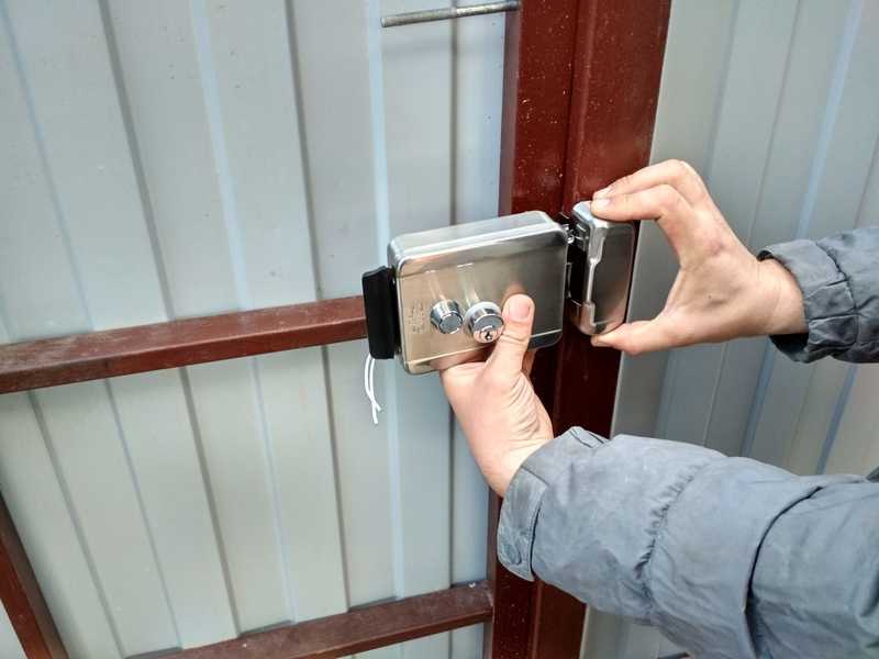 Электромагнитный замок на дверь: установка и подключение своими руками
