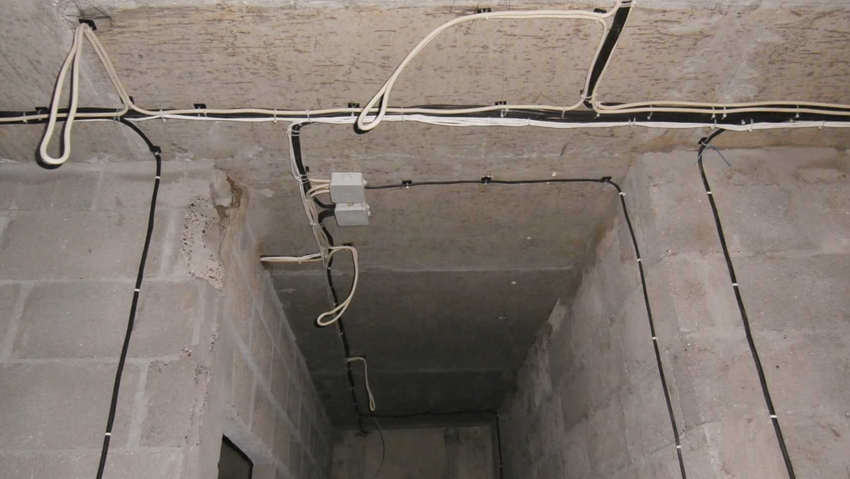 Крепление кабеля к стене – способы и технологии