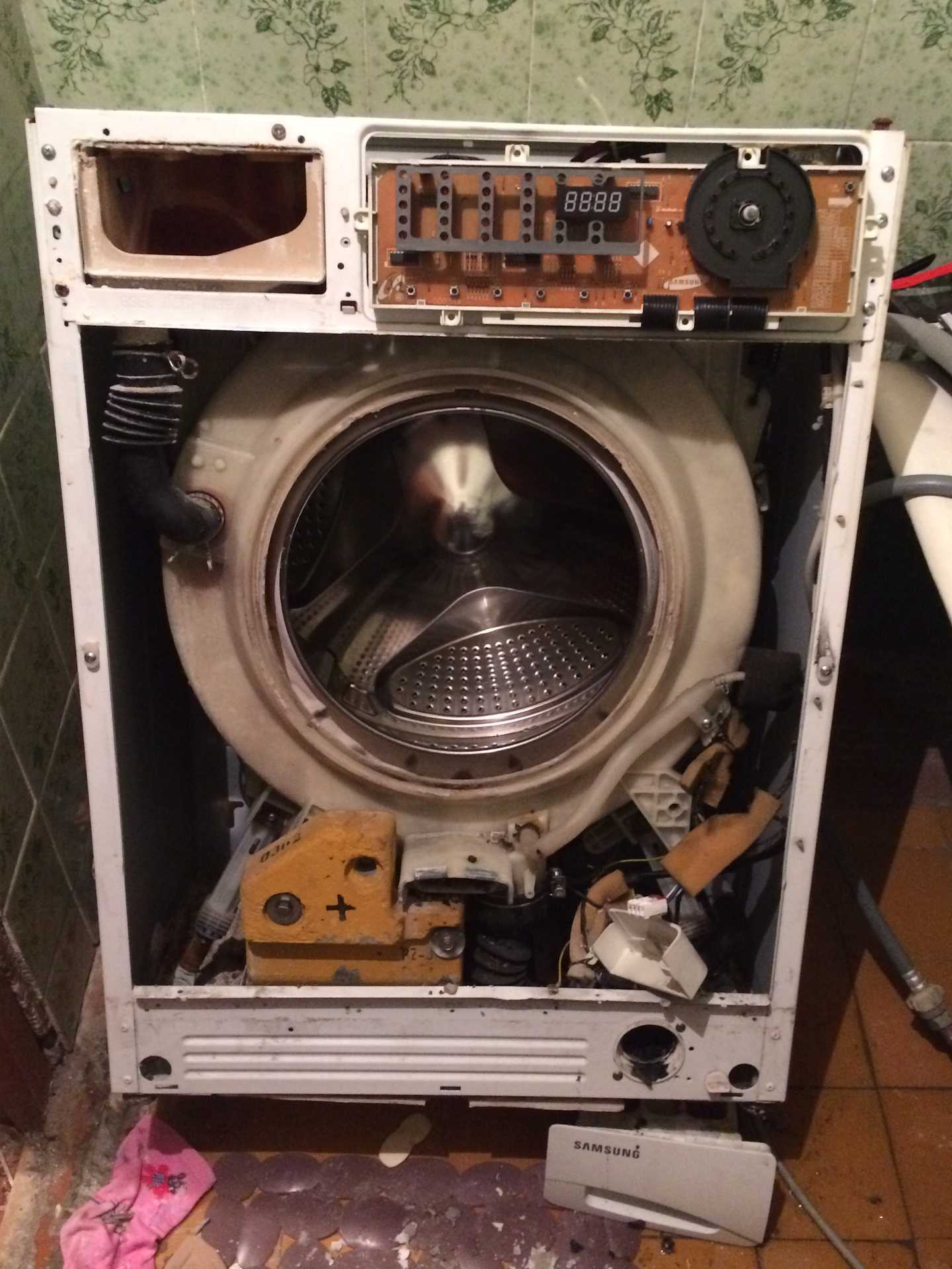 Разбитые стиральные машины. Стиральная машина. Сломанная стиральная машина. Поломанная стиральная машина. Разобранная стиральная машина.