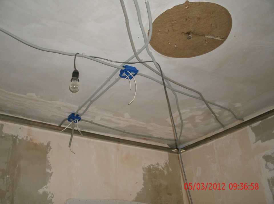 Установка светильников в натяжной потолок своими руками: как монтировать, как крепить к потолку, как провести проводку под каждую лампу и на что обращать внимание при монтаже?