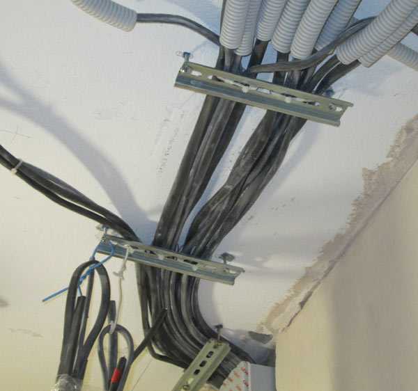 Крепление кабеля к стене и потолку. делаем монтаж самостоятельно.